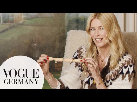 Claudia Schiffer: Ein Blick in ihre Handtasche | In The Bag | VOGUE Germany