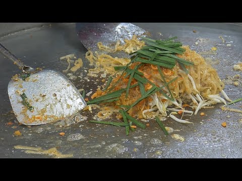 Pad thai (Thai stir-fried noodles) | Thai Street Food