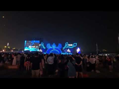 周深唱这首歌的时候，隔壁的痛仰已经开唱了，当时我是无比的纠结 走还是不走，媳妇轻飘飘的在直播间飘来两个字”听完“，我就听完了 真是好听 幸亏听完了#青岛凤凰音乐节 #周深 #现场演唱