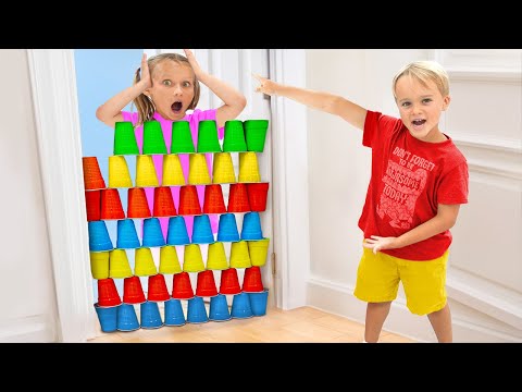 أطفال يلعبون بأكواب ملونة - قصص مفيدة من كريس وأصدقائه