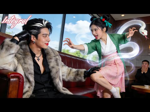 Toutes femmes fuientCEOmafieux,sauf cette fille espiègle déguisée serpent pour l’effrayer！Il craque！