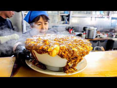 Fried rice general serving a extra large Chinese dish.