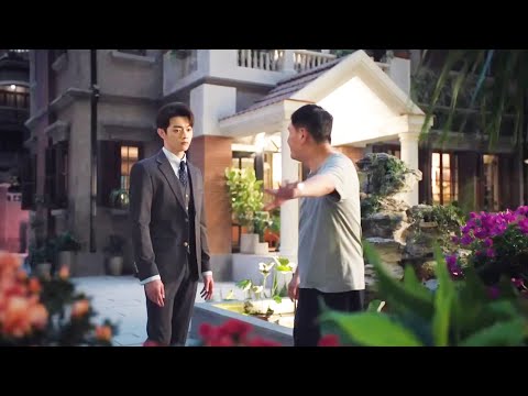 The senior employee taught the CEO to chase a girl—not knowing it was his daughter the CEO liked!