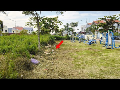 Unbelievable! The Whole Neighborhood Only Cleared the Weeds and Kept the Trash in the Public Gyms