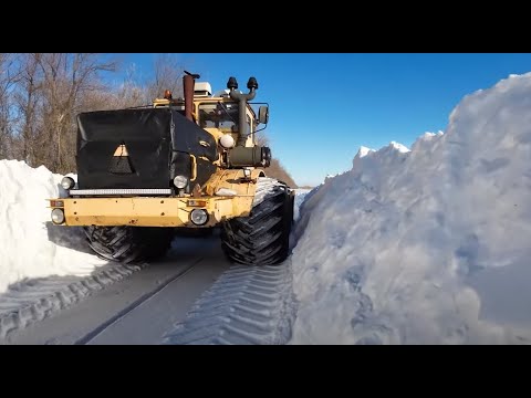 Трактор Кировец. Продолжаю пробивать дорогу вдоль лесополосы.