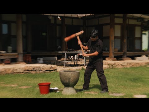 Making rice cakes in a traditional way that even my parents probably haven't tried