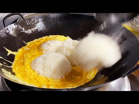 お腹がいっぱいになっても食べ続けてしまうあんかけチャーハン。　Fried rice with sauce on top