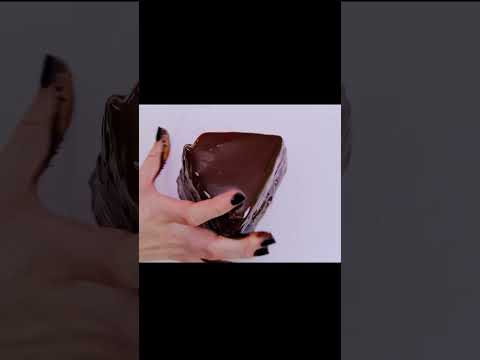 menina come queijo morto