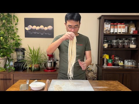 手擀面，筋道好吃，两点就能做好，水面比例，揉面时机掌握好，肯定能轻松成功