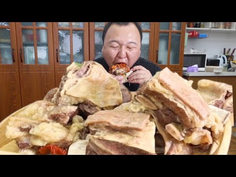 Ah Qiang makes stewed beef ribs so tender they fall off the bone!