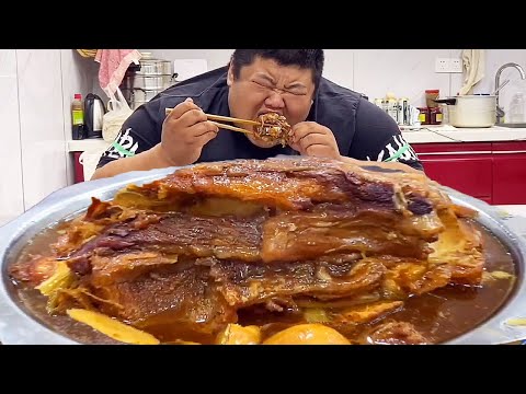 猴哥花300买的牛尾，酱香浓郁软烂入味，这肉啃起太过瘾了！【胖猴仔】