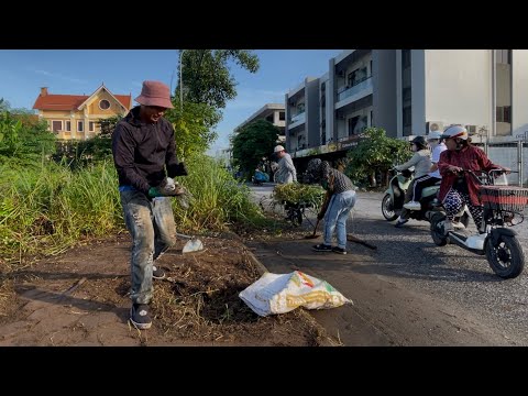 Cleaning a Café Sidewalk: From Messy to Spotless—Got $20 Tip from the Owner.