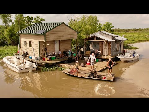 24 Hours on a Bayou House Boat (Fried Grass Shrimp, Giant Gar, Blue Crab and Crawfish Catch & Cook)