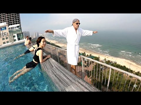 This DA NANG Vietnam Hotel View is INSANE! 🇻🇳