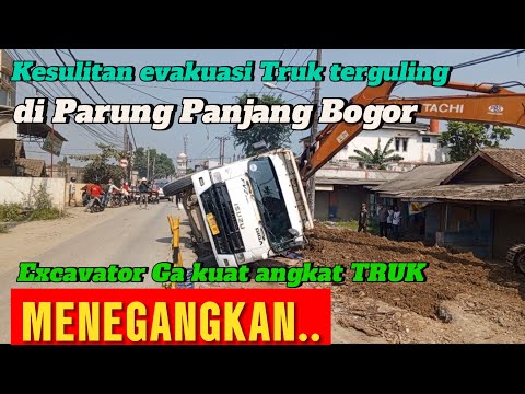 MENEGANGKAN❗EVAKUASI truk terguling sangat sulit,jeblos di perbaikan jalan parung panjang bogor