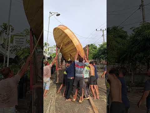 Detik detik meja bundar yang besar di naikan ke dalam truk  #membelahkayu