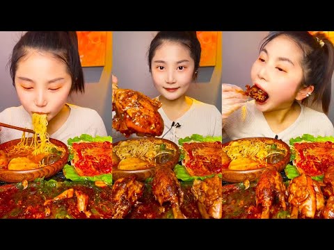 Enjoying boneless chicken drumsticks in an immersive way, each bite is so delicious!