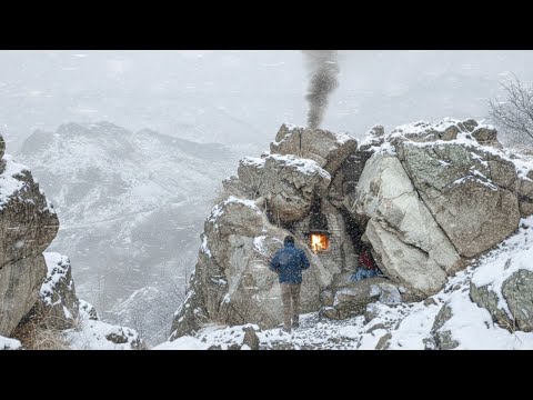 Winter camping in extreme cold weather_surviving in a strange and safe shelter in a snowstorm_ASMR