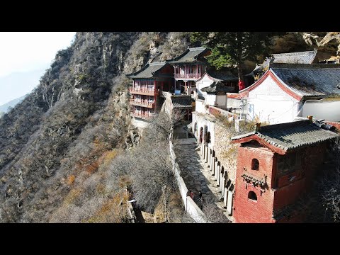 山西1700年道观，竟建在悬崖石缝中，抓着铁链才能上去，腿软！