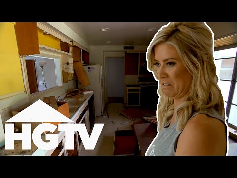 Christina & Tarek Take On Creepy House With Lots Of Potential | Flip Or Flop