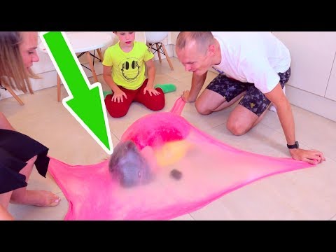 Катя и Макс надули пузырь из слайма