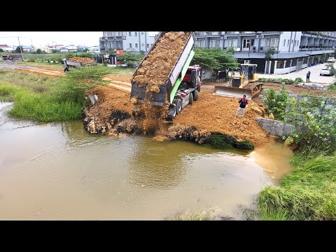 New upgrade project uses SHANTUI DH-17C2, works well in clearing land with heavy trucks 25.5 ton