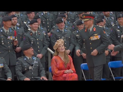 Koning wordt weggestuurd: Prinses Amalia alleen met haar huzaren!