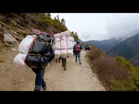 向珠穆朗瑪峰討生活的人，有人做嚮導用命換錢，有人十幾歲做高山搬運工