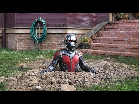 小伙能把自己变得比蚂蚁还小，钻进蚂蚁洞交朋友，不过有时在土里也会突然变大！