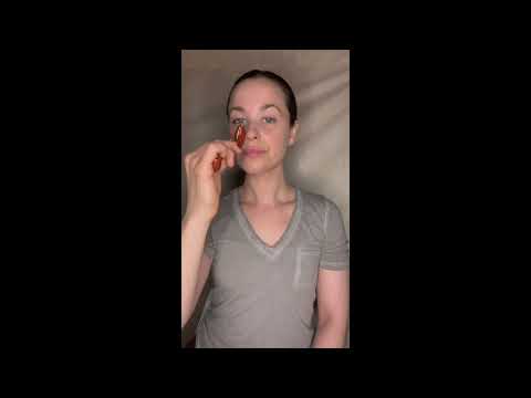 πEasy Facial Massage Using a Stone Roller