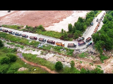 Amazing Dump Trucks Management Waiting to Unload Huge Stones While the Dozers Fast Earthmoving