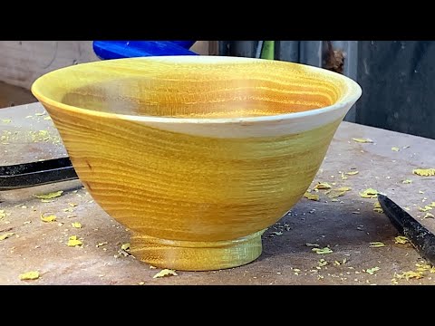 Richard Raffan turns green Osage orange.