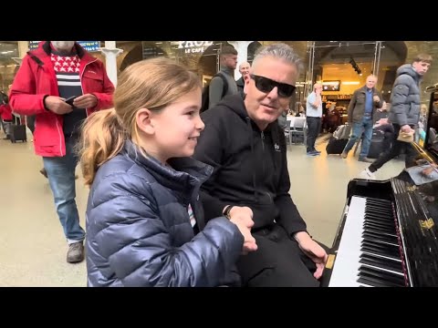 9 Year Old Girl Shows Her Talents At The Public Piano