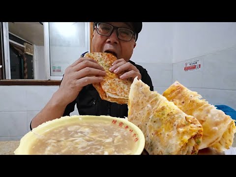 徐州沓馍面筋汤，一张饼一碗汤，烟火缭绕的街巷【行走的阳哥】