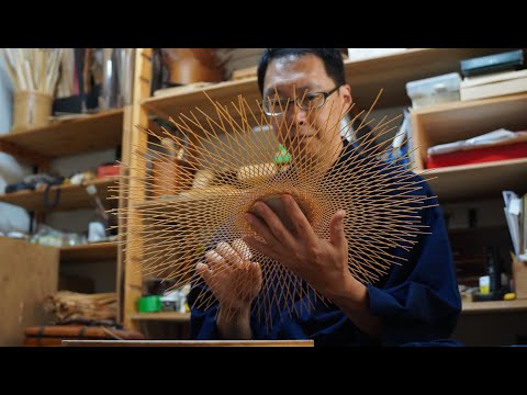 1本の竹と水色の焼き物でリースのようなお皿を作るプロセス。