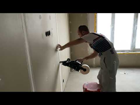 Клеем ленту на стыки гипсокартона, используем банджо!