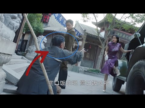 老乞丐正在要饭,谁知司令看到他身上的勋章,直接带进屋