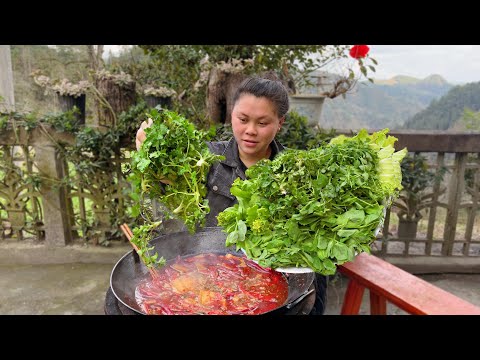 摘了各种新鲜蔬菜，做个香辣鸭肉火锅吃过瘾 Pick some vegetables make a spicy duck meat hotpot