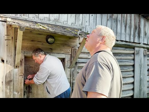 Смотрим бревенчатый дом с баней в тихой деревне, окружённой лесом