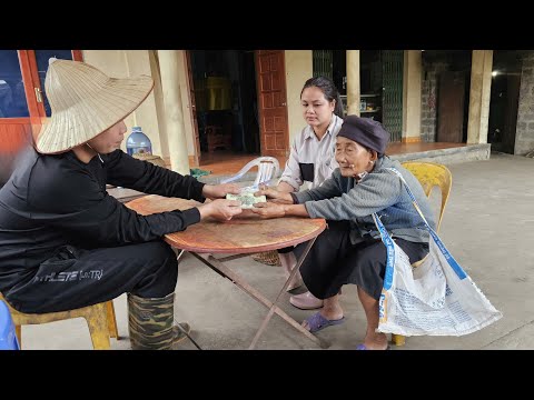 The homeless girl, moved by the old woman's maternal love, used her meager savings to help her.