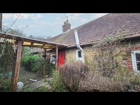 We Found an ABANDONED Bungalow Left Frozen in Time