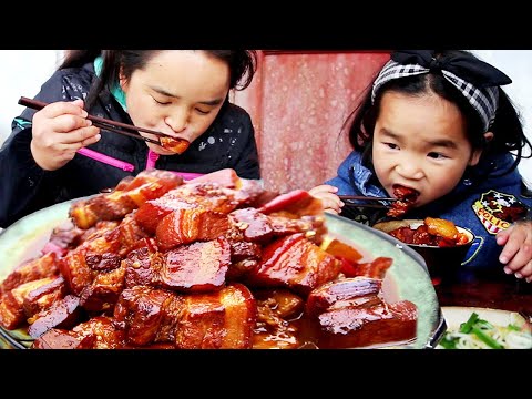 Sister Miao made three catties of five-flowered braised pork, so spicy that her mouth trembled