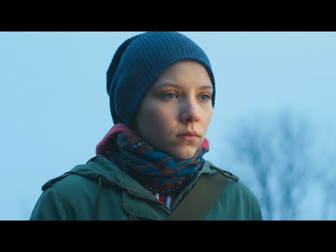 Женщина притворилась подростком и поселилась у бабушки погибшей девочки, выдавая себя за ее внучку