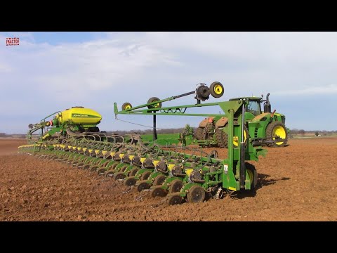 JOHN DEERE Tractors Planting Corn