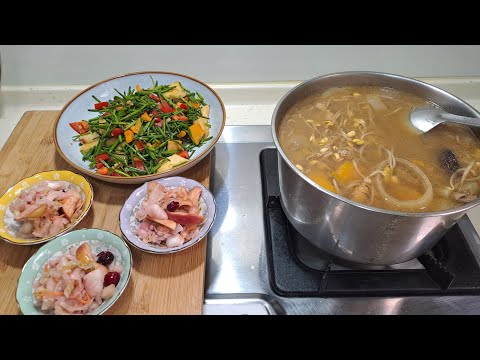 熬好了好市多德國豬腳的大骨熬黃豆芽法國蕈菇湯~超香的😍，再炒一個水果彩椒甜不辣水蓮就好了。😊