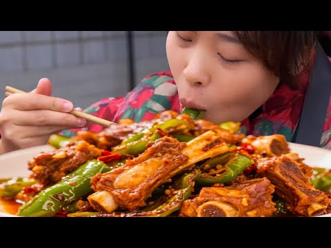 秋妹新菜 | 排骨爆香再炒虎皮青椒，焦香四溢香辣過癮，米飯殺手又添一員！ 【顏美食】