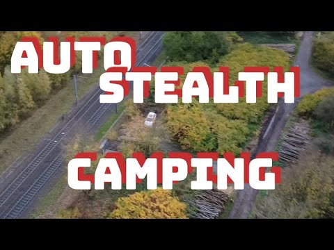 Stealth camping mit Auto an einer Bahnstrecke
