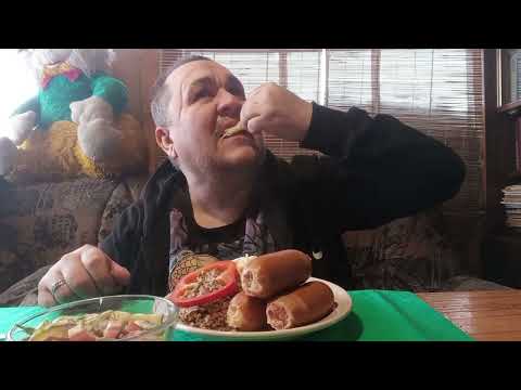 Обжор - шпикачки, гречка с луком и салатик