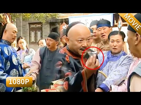 微服皇帝買東西沒帶錢，遭老闆當眾調侃：「以為自己是皇帝啊？」下一秒和珅掏出一錠銀子硬核打臉！ #鐵齒銅牙紀曉嵐 #和珅 #张国立 #王刚 #张铁林