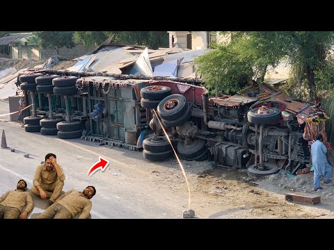 Pakistani By Wheeler Overloaded Truck Flipped on Road | Heavy Load Accident, All Cargo Scattered!”